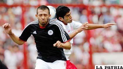 Una acción del partido Estudiantes ante Tigre