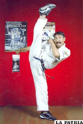 Hector Carrasco entrenador de karate