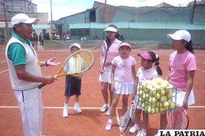 Almaraz dirige la preparación de los tenistas