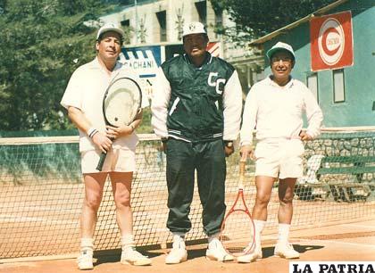 Peláez el primero de la izquierda en el San José Tenis Club
