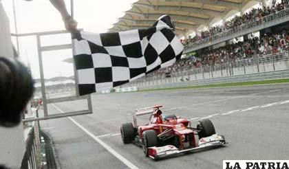 Alonso cruza primero la meta en el Gran Premio de Malasia