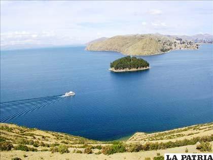 El lago Titicaca, uno de los atractivos turísticos de Bolivia