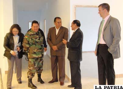 El gobernador Santos Tito en su visita a la Unidad de Quemaduras, junto a personeros del Proyecto Tiawanacu
