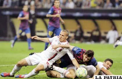 Una acción del partido igualado entre Milan y Barcelona