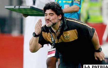 Diego Maradona pretende solucionar sus problemas en Italia