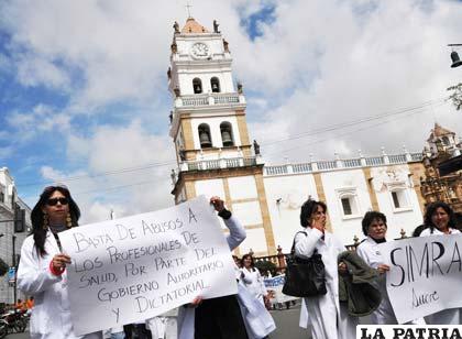 Médicos de Bolivia dialogan con el Gobierno, pero mantienen sus medidas de protesta