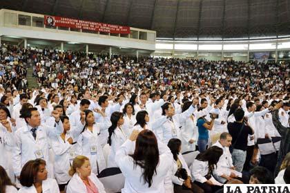 Jóvenes recientemente graduados en Cuba pretende asumir cargos de profesionales médicos en las cajas de salud