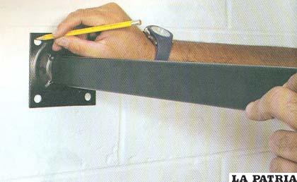 PASO 2
Marcar con un lápiz los orificios o agujeros del brazo o soporte.