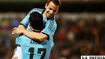 Soldado festeja con Arbeloa su primer gol con su selección