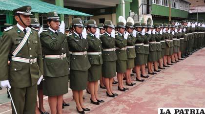 Nuevos policías en el momento del juramento de lealtad