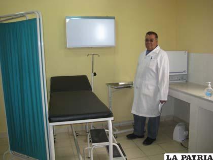 El jefe médico, Jorge Viricochea muestra uno de los ambientes habilitados para la atención de pacientes