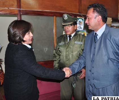 Ministra de Transparencia, Nardy Suxo (i) y el Fiscal de Distrito, Gonzalo Martínez (d)