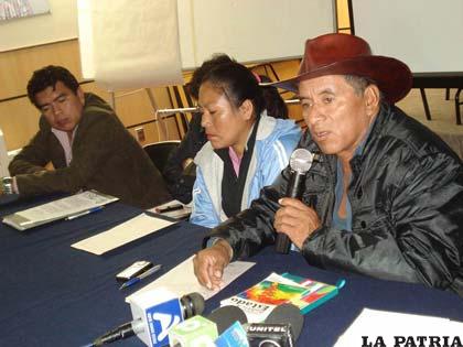 Fernando Vargas, presidente de la subcentral Tipnis, coordina junto a organizaciones indígenas y sociales el inicio de la novena marcha