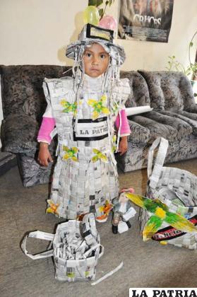 Wara Kimberly Flores, vistió un traje de papel periódico durante el Corso Infantil