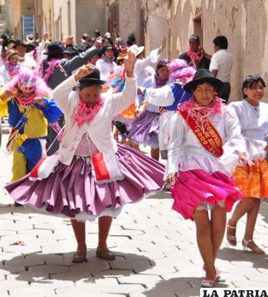 Entusiasmo de las cholitas integrantes de la comparsa Santiago de Bombori