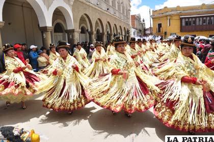 Simpatía y coreografía de las cholitas morenas