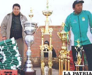 Oscar Villca exhibe los trofeos y premios para los campeones