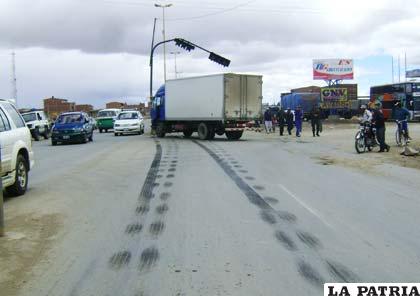 El camión protagonista junto al semáforo dañado