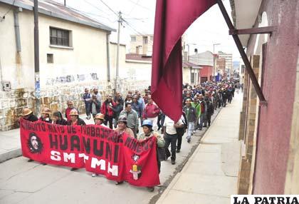 Multitudinaria marcha rechazó el nombre de “Evo Morales” para el aeropuerto y exigió restituir el de “Juan Mendoza”
