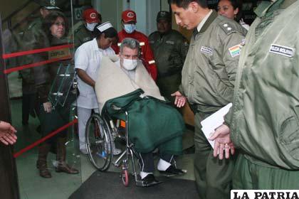 Leopoldo Fernández sale de la clínica a su domicilio en La Paz
