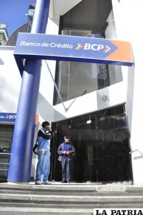 Bancos cerrados, usuarios aguardaban atención fuera de las entidades financieras
