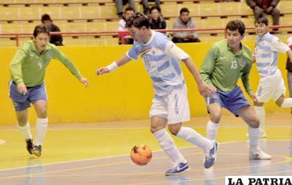 Jesús Saavedra avanza con balón dominado