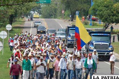 Los cafeteros colombianos desbloquean una de las carreteras permitiendo la circulación de vehículos