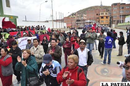 Los marchistas pasaron por la Avenida Cívica pidiendo respeto a la historia de Oruro