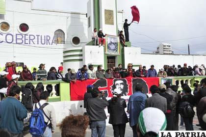 Trabajadores diseñan nuevas estrategias para defender la historia de Oruro