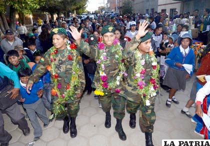 Los tres militares fueron recibidos como héroes en la localidad de Challapata