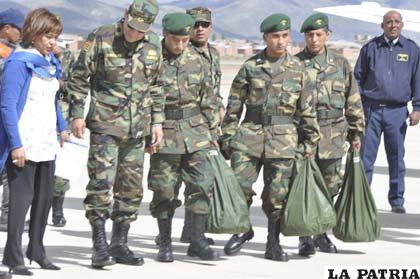 Los soldados (tres con boinas) que permanecieron detenidos 35 días en Chile