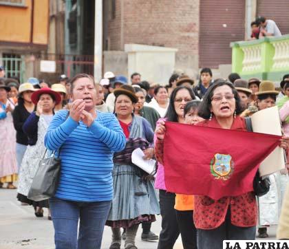 Las mujeres dijeron presente en la marcha por la defensa de la historia de Oruro