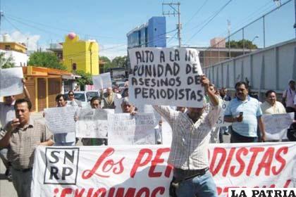 En la última semana, el diario mexicano El Siglo de Torreón, sufrió tres ataques contra sus instalaciones, en los que murió una persona y dos resultaron heridas