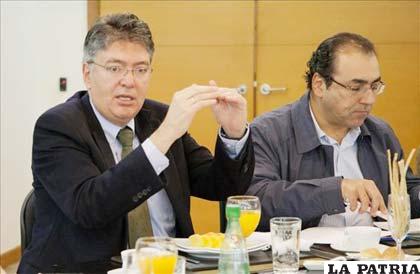 Ministros de Hacienda, Mauricio Cárdenas (i), y de Comercio, Sergio Díaz-Granados, durante una reunión entre representantes del gobierno colombiano y cafeteros en Bogotá