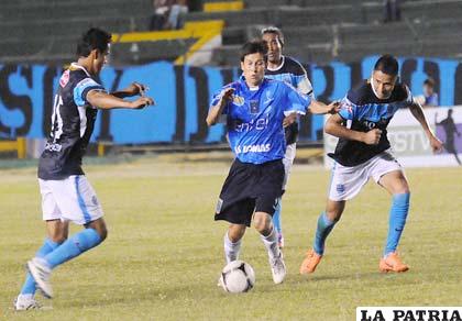 Joselito Vaca, de Blooming, domina la pelota