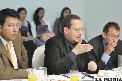 Hugo Dorado (centro), director de BCB explica alcances de la economía el 2012