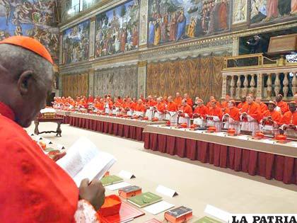 Los cardenales reunidos en una de sus sesiones pre cónclave