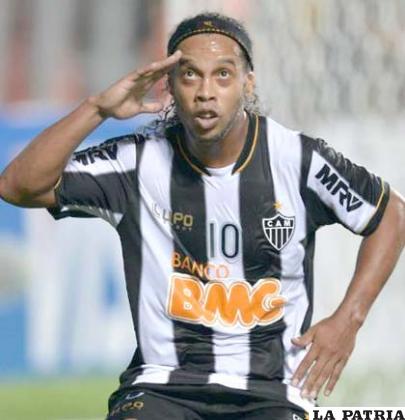 Ronaldinho anotó el segundo de penal
