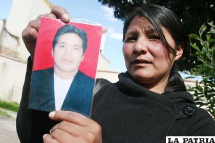 Maruja Blanco muestra la fotografía de su esposo desaparecido