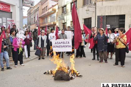 Las mujeres protestaron portando banderas rojo carmesí