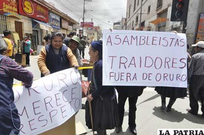 Comerciantes protestan y se adhieren a defensa de nombre del aeropuerto