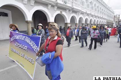 Mujeres celebran su día con una marcha pidiendo atención a sus demandas