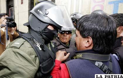 Un reportero gráfico es agredido por un efectivo policial