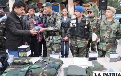 Autoridades entregaron equipo militar a soldados