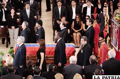 Presidentes de distintos países junto al féretro de Chávez