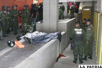 Policías realizan trabajo en el lugar del hecho