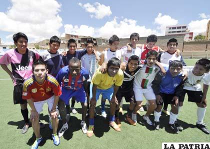 Integrantes del equipo Sub-20 de Oruro Royal