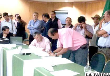 Caficultores firman acuerdo con el Gobierno colombiano
