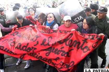 Mujeres que protestaban para poder ingresar a Plaza Murillo fueron desalojadas de manera violenta