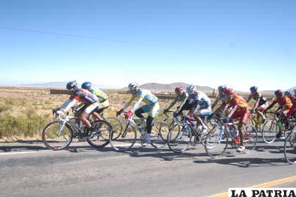 Ciclistas orureños en plena competencia